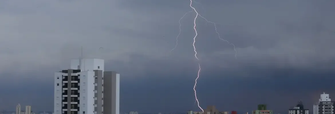 Ventos fortes em SP derrubam cobertura de arena e deixam 8 feridos
