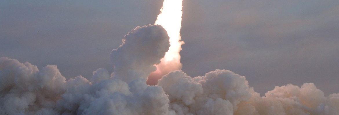 Coreia do Norte dispara míssil balístico em direção ao leste