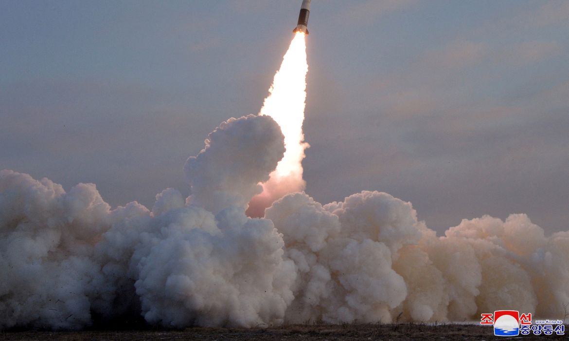 OAB Barro Preto - Coreia do Norte dispara míssil balístico em direção ao leste