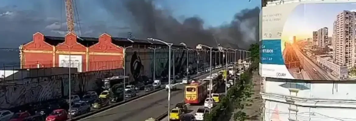 Incêndio atinge barracão de escola de samba na zona portuária do Rio