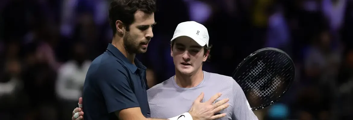 João Fonseca batalha em quadra, mas dá adeus ao Masters 1000 de Paris