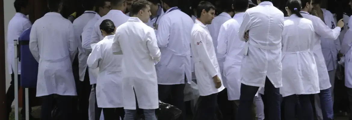 Revalida 2025/2: prazo para envio de diploma médico termina hoje