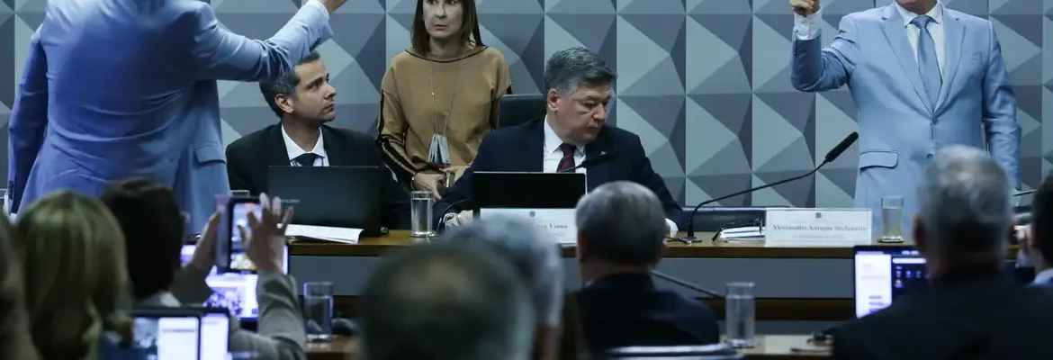 Ex-presidente do INSS se nega a responder perguntas de relator da CPI 