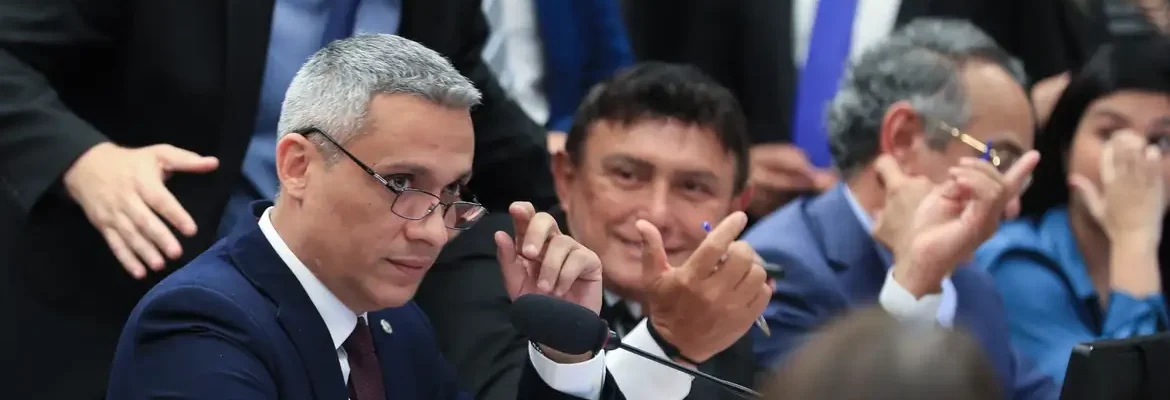 Câmara aprova suspensão de ação no STF contra Gustavo Gayer