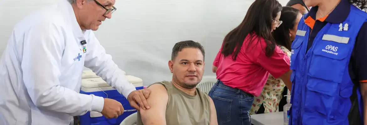 Em Dia D de Vacinação, Padilha garante a segurança da imunização
