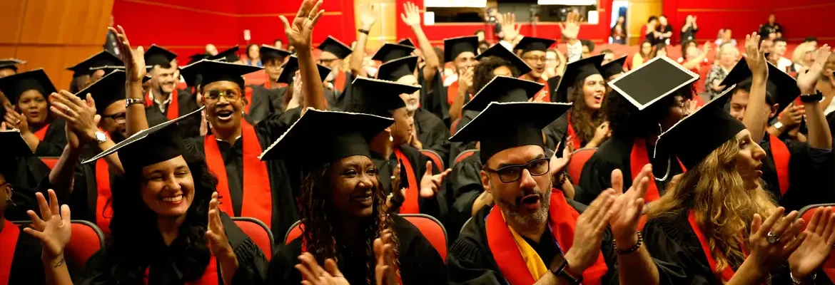 Formandos da Universidade das Quebradas celebram periferia na ABL