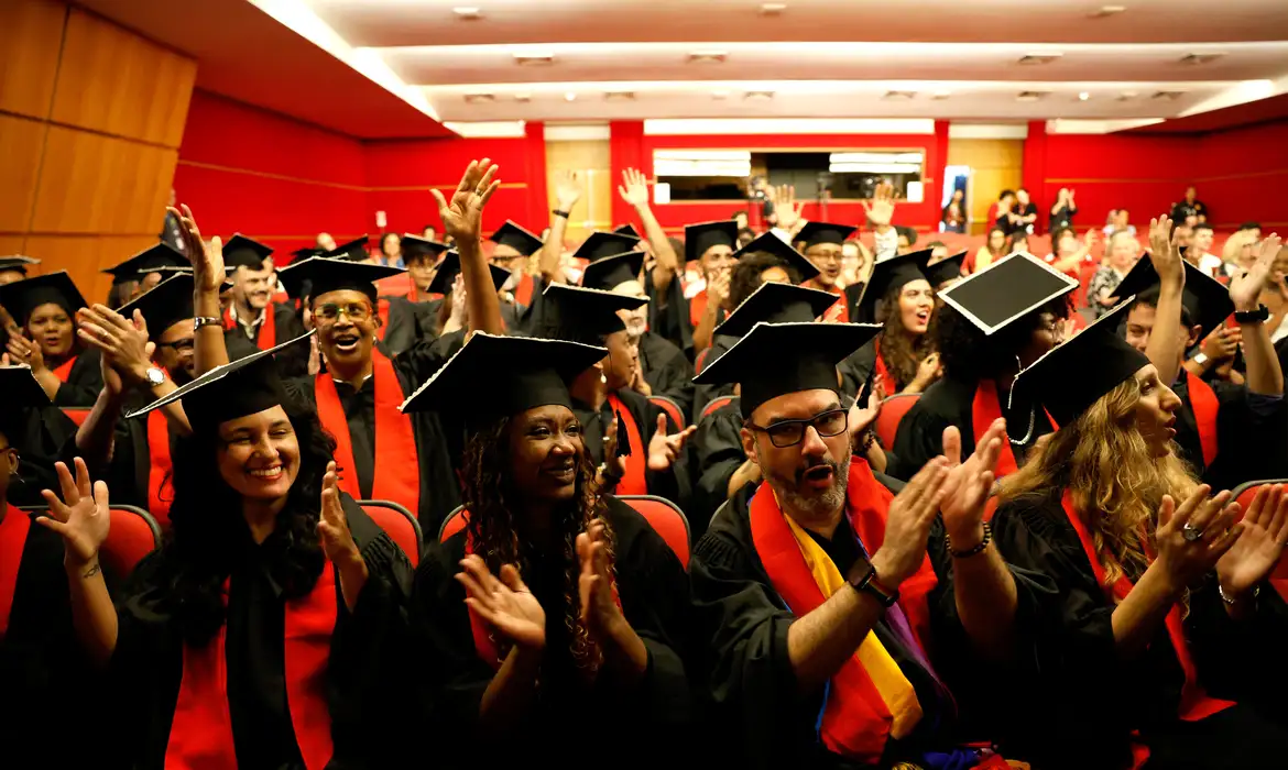 OAB Barro Preto - Formandos da Universidade das Quebradas celebram periferia na ABL