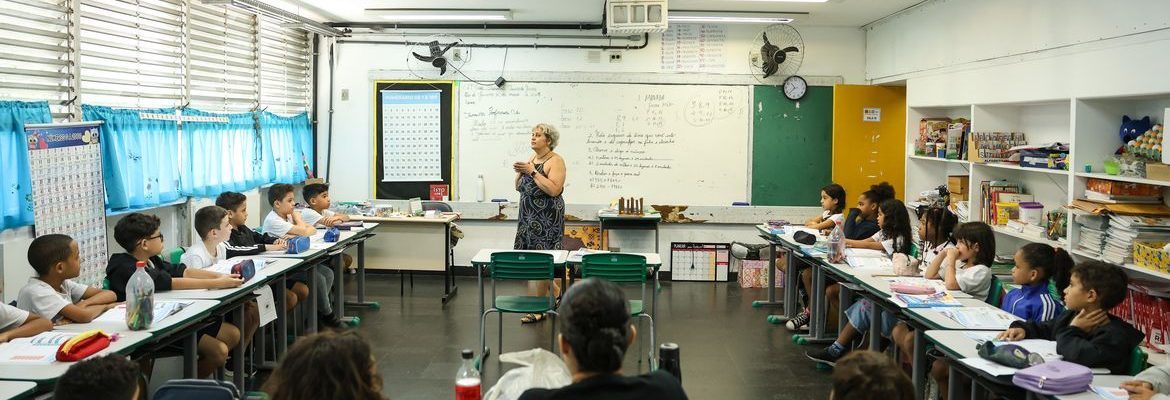Professor pode pedir Carteira Nacional Docente a partir de amanhã