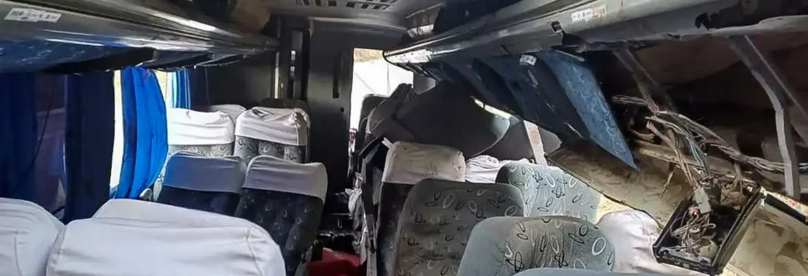 Sobe para 17 número de mortos por acidente com ônibus em Pernambuco