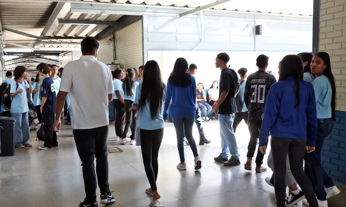 OAB Barro Preto - Estudantes do Pé-de-Meia podem escolher como investir benefício