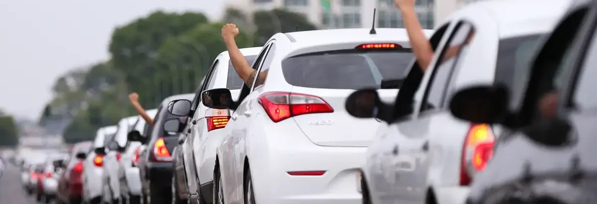 Motoristas de aplicativo caíram no “conto do vigário”, diz Sakamoto