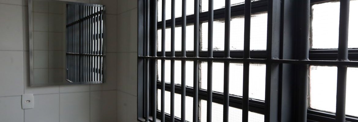 Crise climática expõe presos a ambientes insalubres, alerta DPU