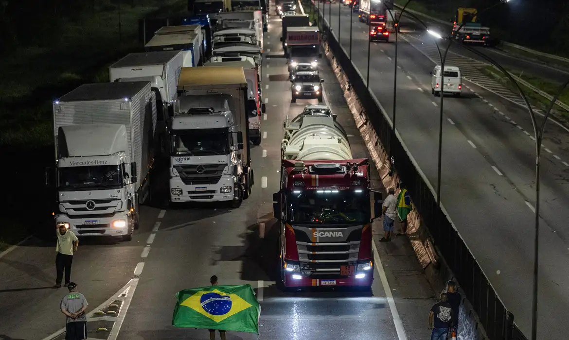 OAB Barro Preto - MPF processa caminhoneiros que bloquearam Via Dutra em 2022 