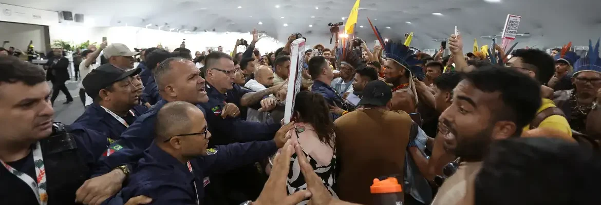 COP30: Manifestantes confrontam segurança para entrar em área restrita