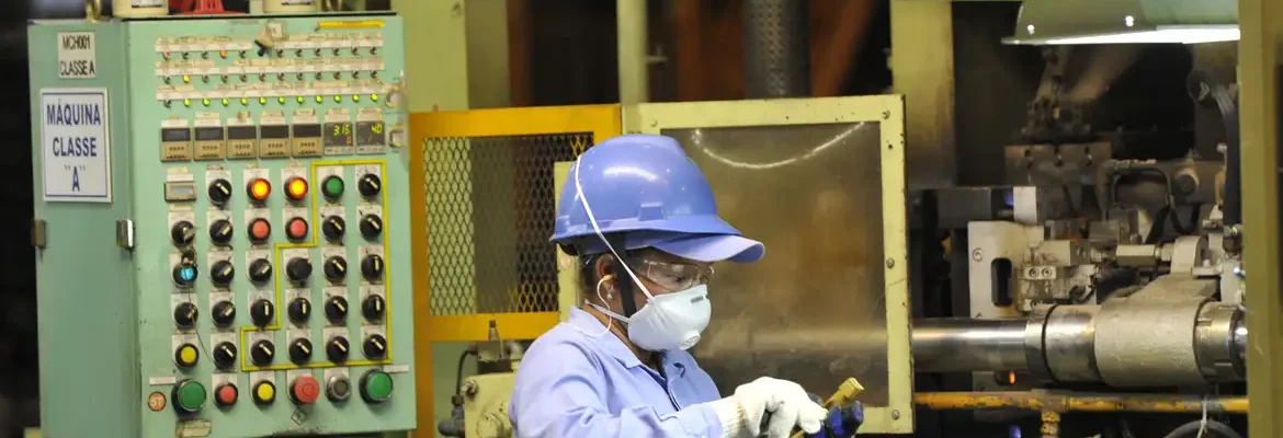 Produção industrial recua 0,4% em setembro, mostra IBGE