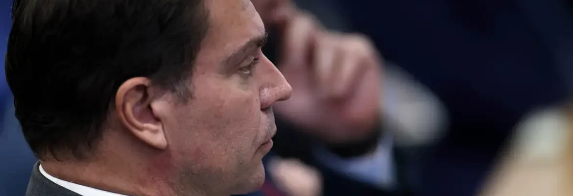 Líder do PT questiona no STF e na Câmara saída de Ramagem do país