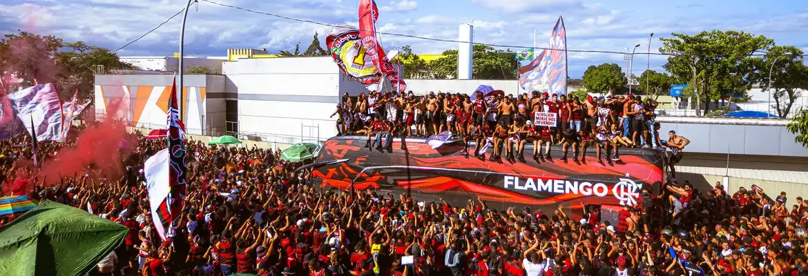 Flamengo embarca para final da Libertadores com festa da torcida