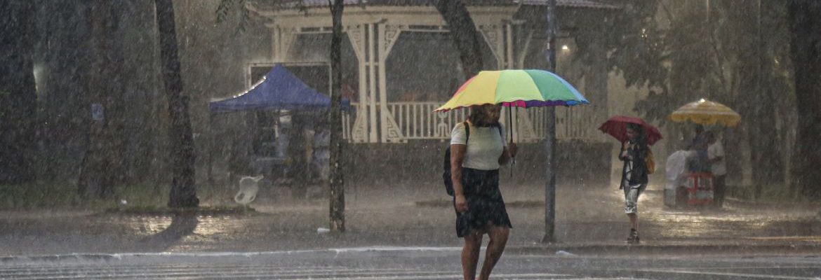 Inmet alerta para tempestades em três estados até amanhã; veja onde