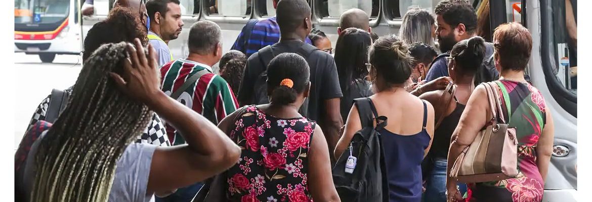 Número dos que procuram emprego há mais de 2 anos cai 17,8%, diz IBGE