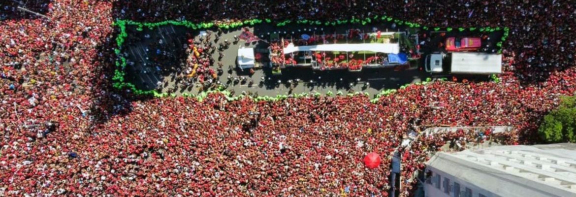 Famílias se juntam à multidão para festejar título do Flamengo no RJ