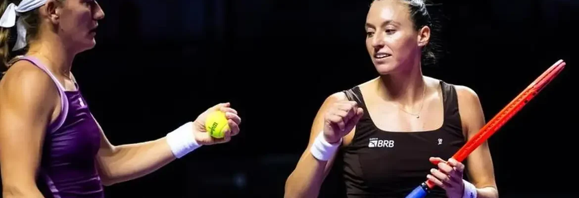 Stefani e Babos vencem russas e se aproximam da semi do WTA Finals