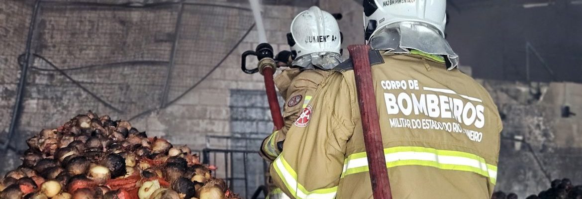 Incêndio de grandes proporções atinge Ceasa no Rio de Janeiro