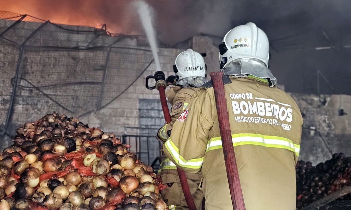 OAB Barro Preto - Incêndio de grandes proporções atinge Ceasa no Rio de Janeiro