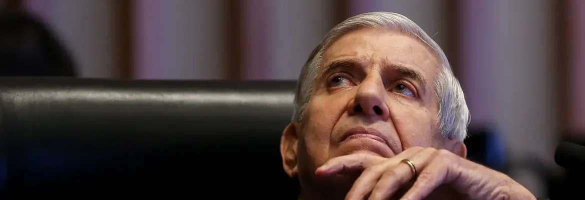 Moraes concede prisão domiciliar humanitária a Augusto Heleno