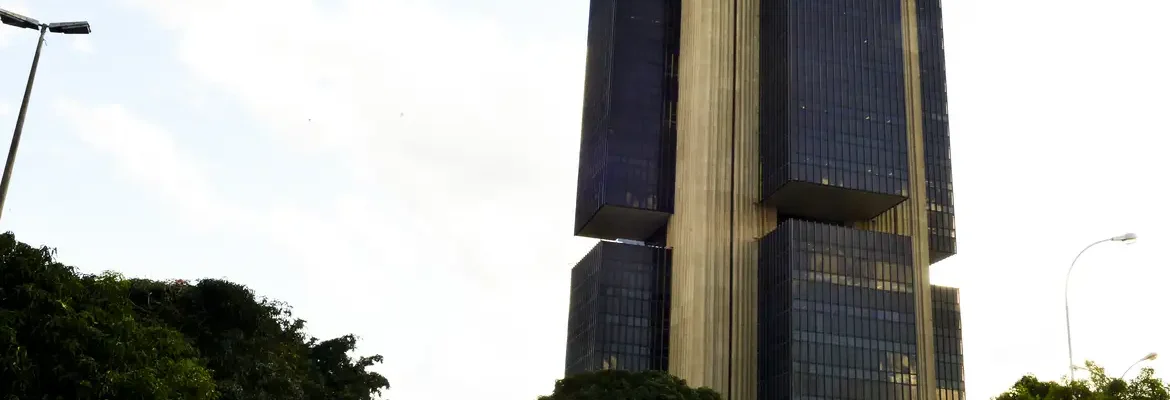 Juros do crédito pessoal e cartão rotativo avançam para as famílias