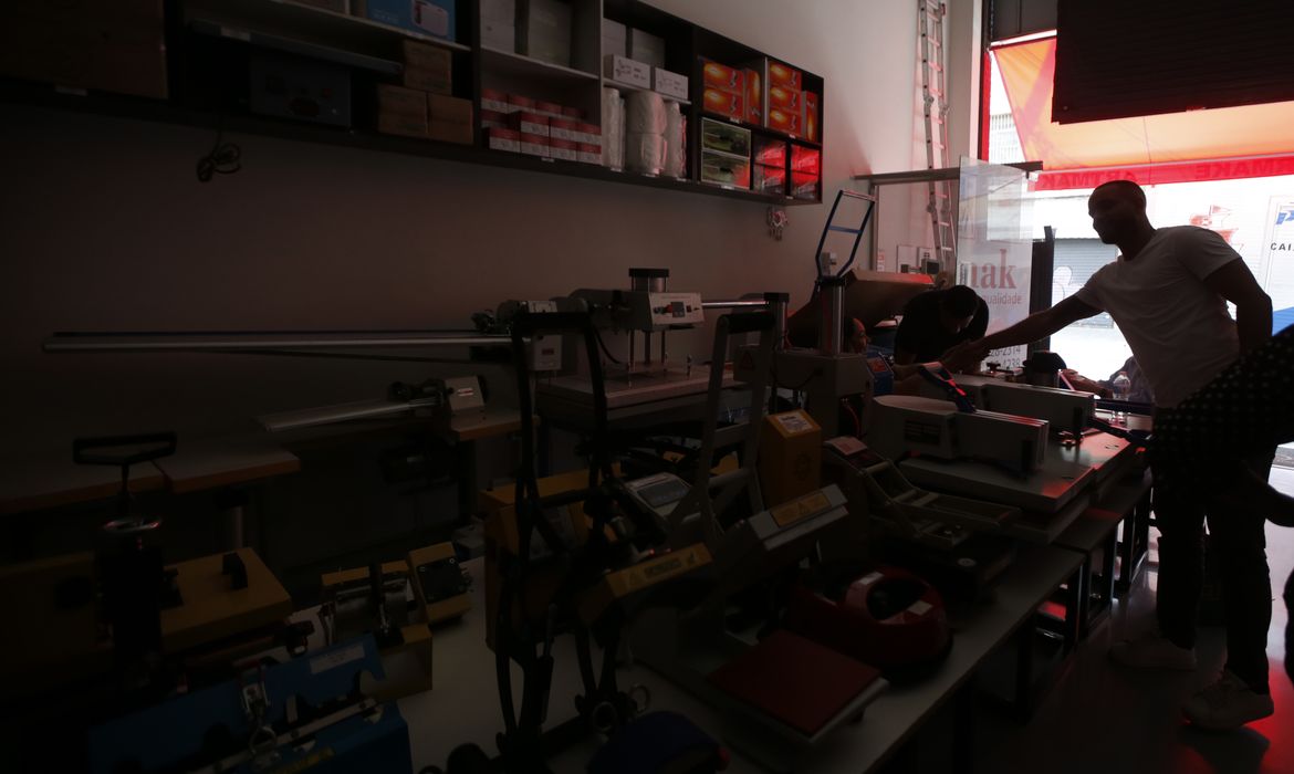 OAB Barro Preto - Quatro dias após ventania, SP tem mais de 60 mil clientes sem luz