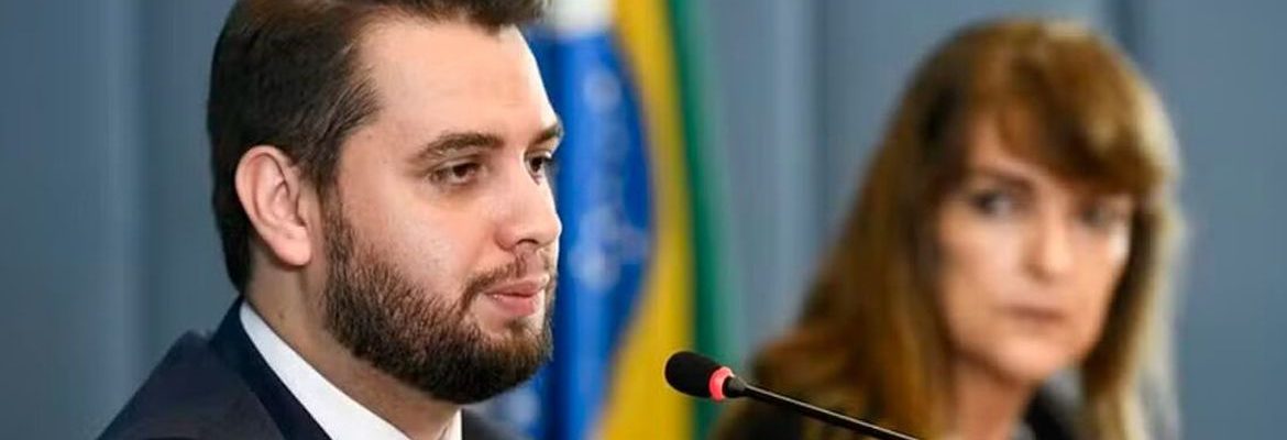 Moraes pede que Filipe Martins explique uso de rede social