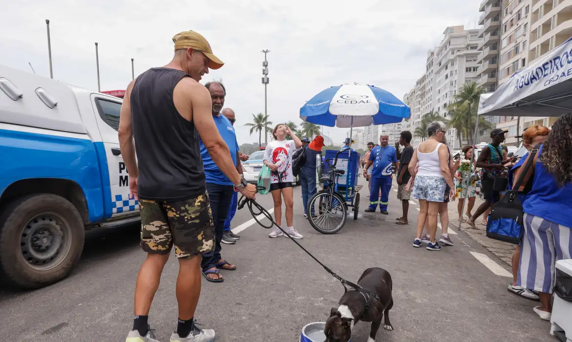 OAB Barro Preto - Cedae distribui água para hidratação no Rio