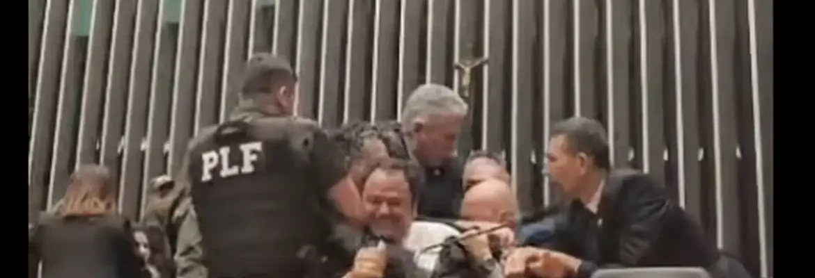 Glauber Braga é retirado à força após ocupar mesa da Câmara