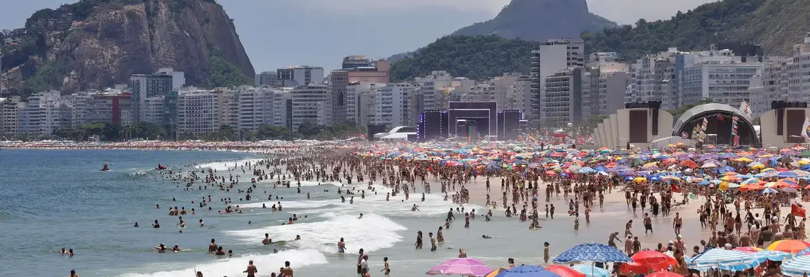 Bebidas destiladas são encontradas enterradas na praia de Copacabana