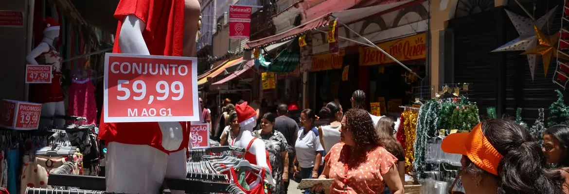 Comércio popular do Rio tem movimentação intensa às vésperas do Natal
