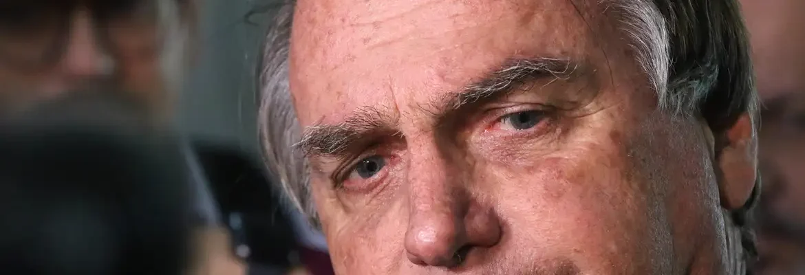 Bolsonaro é submetido à cirurgia para tratamento de hérnia bilateral
