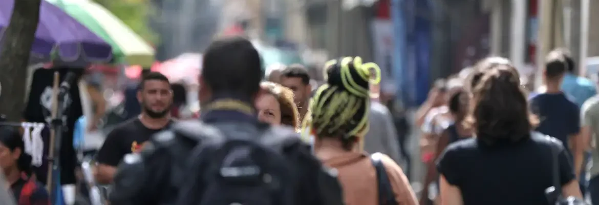 Diretores e gerentes negros ganham 34% menos que brancos, revela IBGE