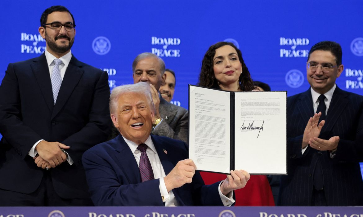 OAB Barro Preto - Trump lança em Davos Conselho de Paz criado por ele