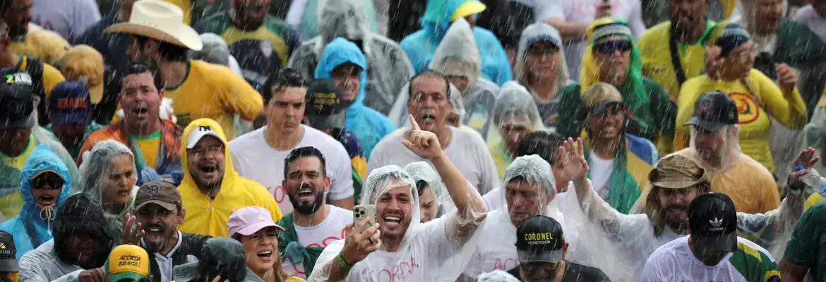 Raio atinge manifestantes na Praça do Cruzeiro, em Brasília