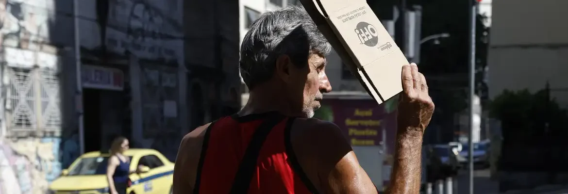 Defensorias acionam Justiça por medidas para enfrentar calor no Rio
