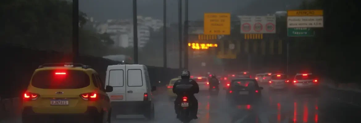 Defesa Civil do RJ alerta para chuvas intensas no estado até segunda