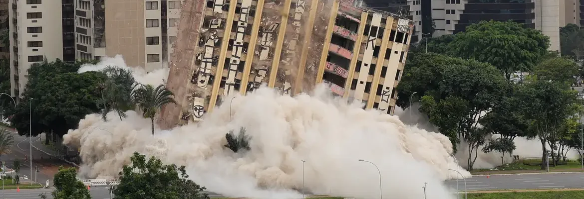 Antigo hotel de luxo, Torre Palace é implodido no centro de Brasília