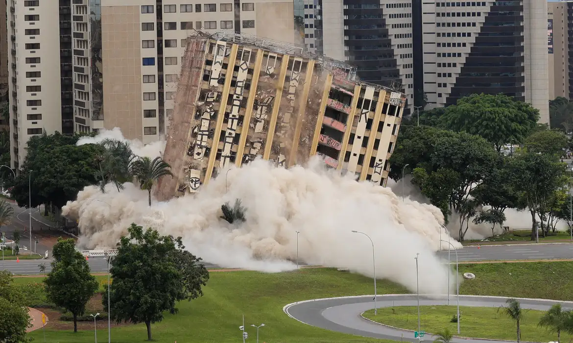 OAB Barro Preto - Antigo hotel de luxo, Torre Palace é implodido no centro de Brasília