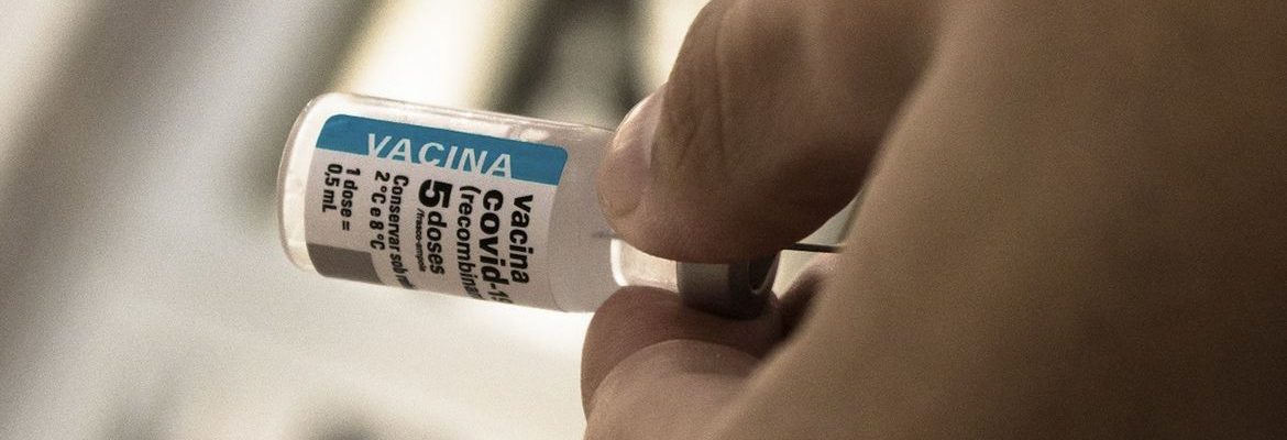 Após cinco anos de vacinação, covid recua, mas ainda preocupa