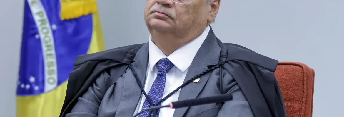 Dino manda suspender pagamento de penduricalhos nos Três Poderes