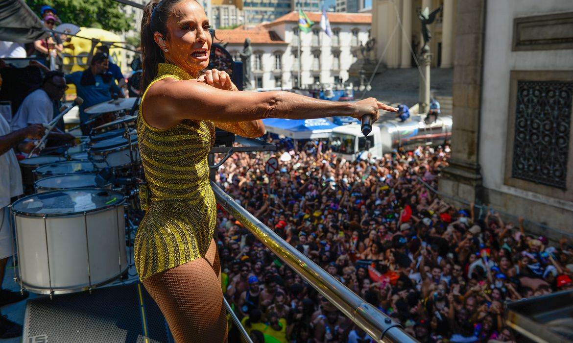 OAB Barro Preto - Mais de 500 mil foliões acompanham megabloco de Ivete Sangalo