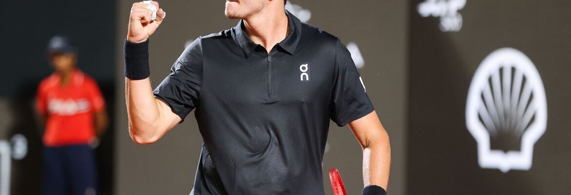 João Fonseca vence Thiago Monteiro em duelo brasileiro pelo Rio Open