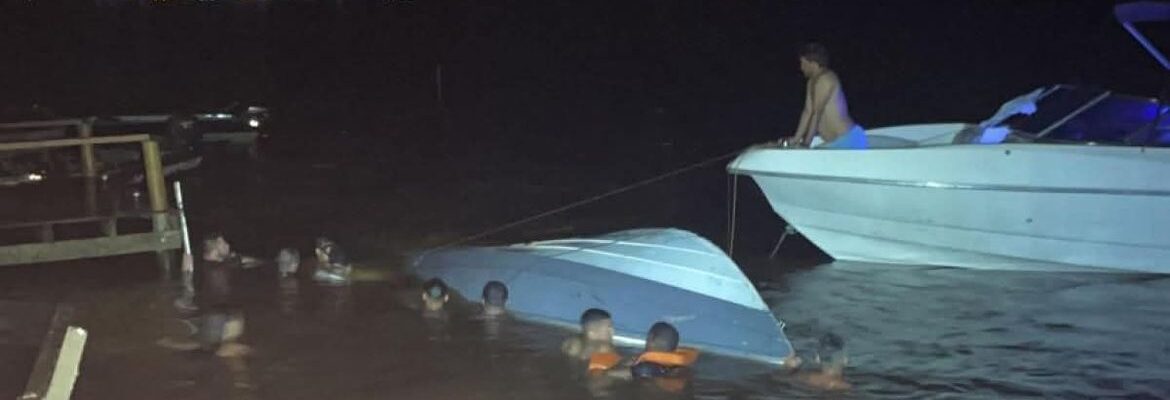 Lancha colide com píer e deixa seis mortos na divisa entre MG e SP