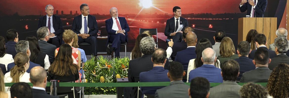 Ministro celebra anúncio de R$ 5,7 bi para ampliar aeroportos no país