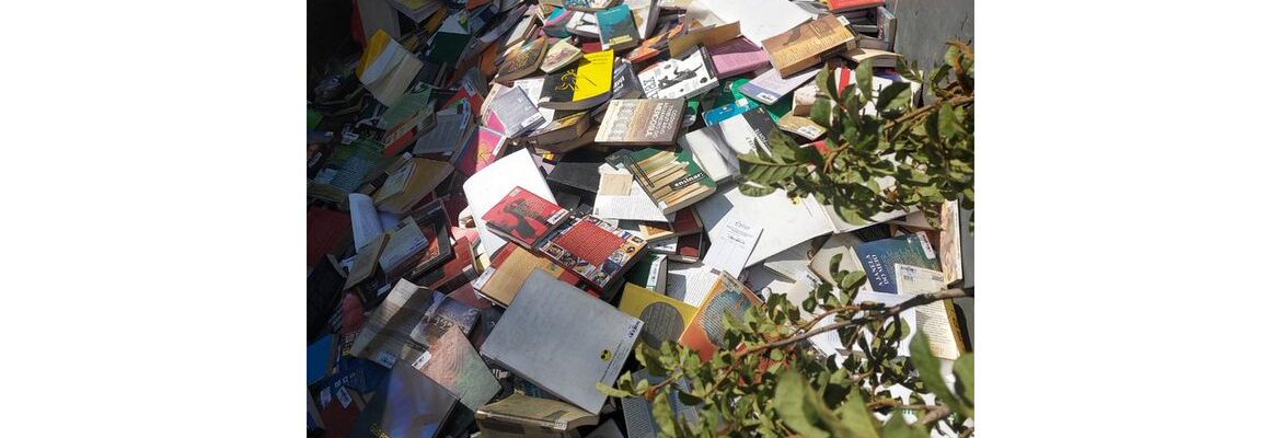 Prefeitura de Osasco joga no lixo livros de biblioteca municipal
